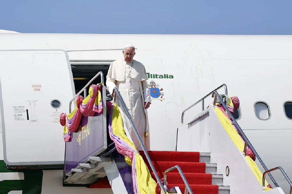 "โป๊ปฟรันซิส"เสด็จถึงไทยแล้ว 