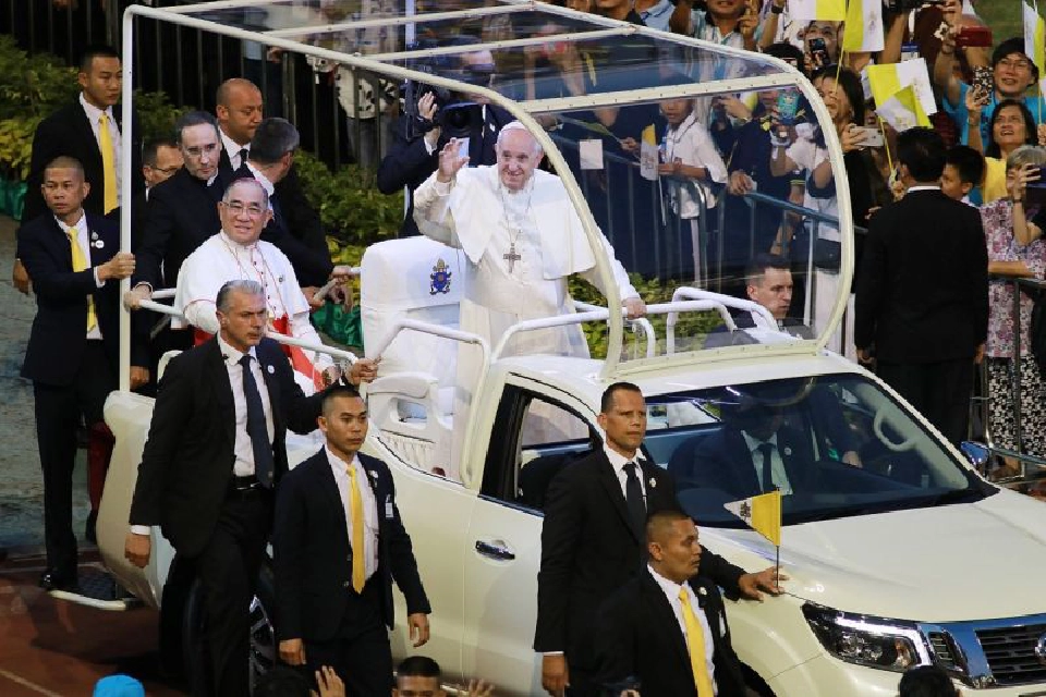 จิตอาสาร่วมให้บริการประชาชนที่มารับโป๊บฟรานซิส