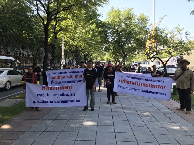 มาแล้ว! ม็อบเกษตรกรชุดดำค้านแบน 3 สาร