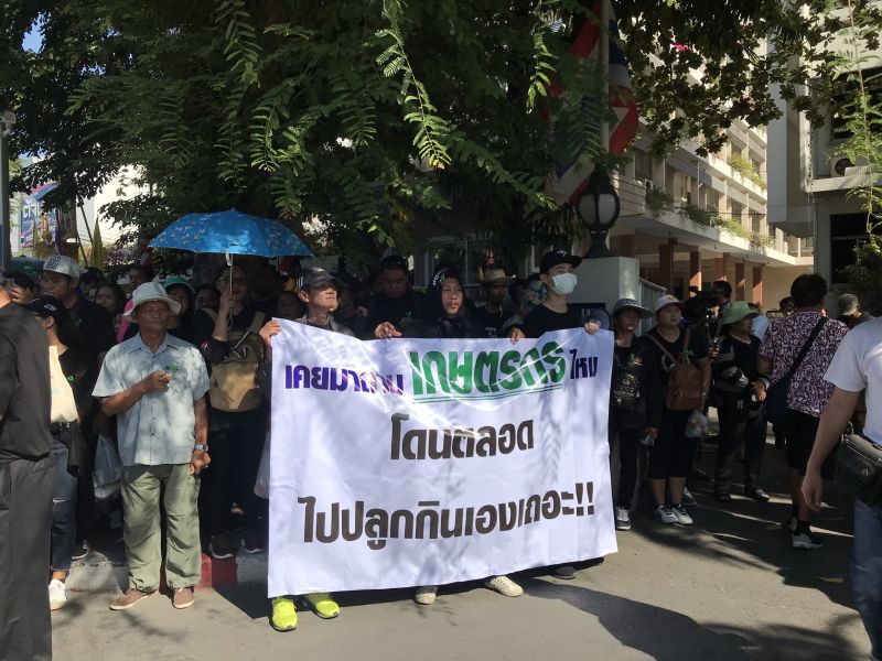 มาแล้ว! ม็อบเกษตรกรชุดดำค้านแบน 3 สาร