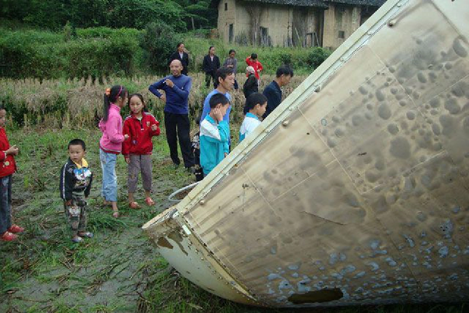 แบบนี้ก็ได้เหรอ จีนยิงจรวด เตือนชาวบ้านระวังเศษเหล็กตกจากฟ้า