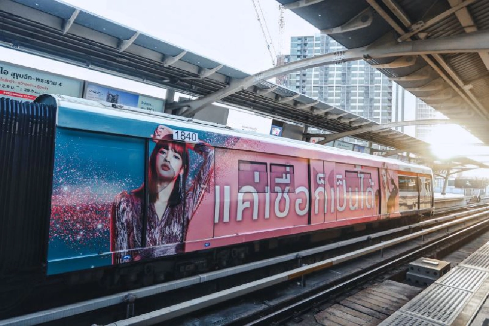 วัยรุ่นถูกใจสิ่งนี้ รถไฟฟ้า BTS สาย "แบล็คพิ้งค์"