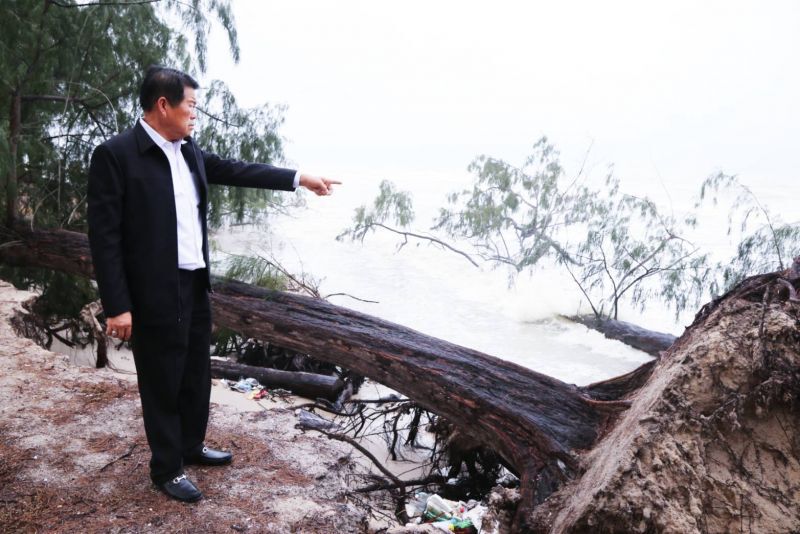 "นิพนธ์"ลงพื้นที่ตรวจความเสียหาย"หาดชลาทัศน์" 