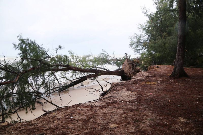 "นิพนธ์"ลงพื้นที่ตรวจความเสียหาย"หาดชลาทัศน์" 