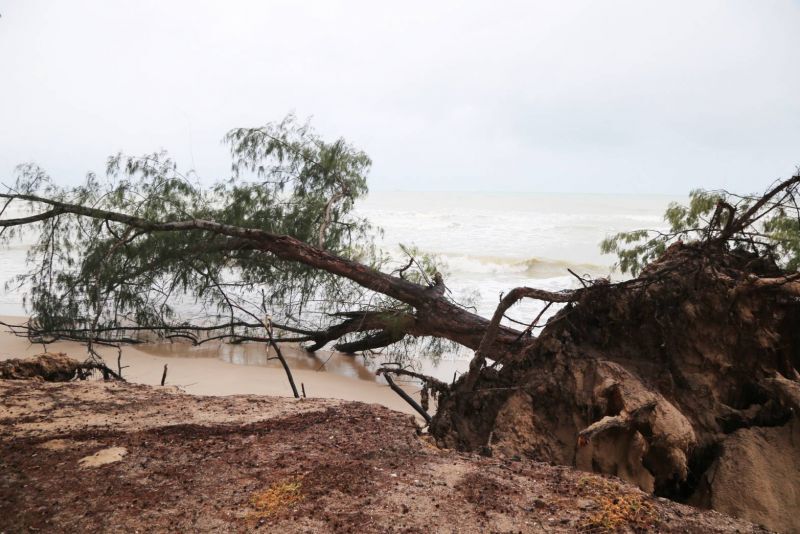 "นิพนธ์"ลงพื้นที่ตรวจความเสียหาย"หาดชลาทัศน์" 