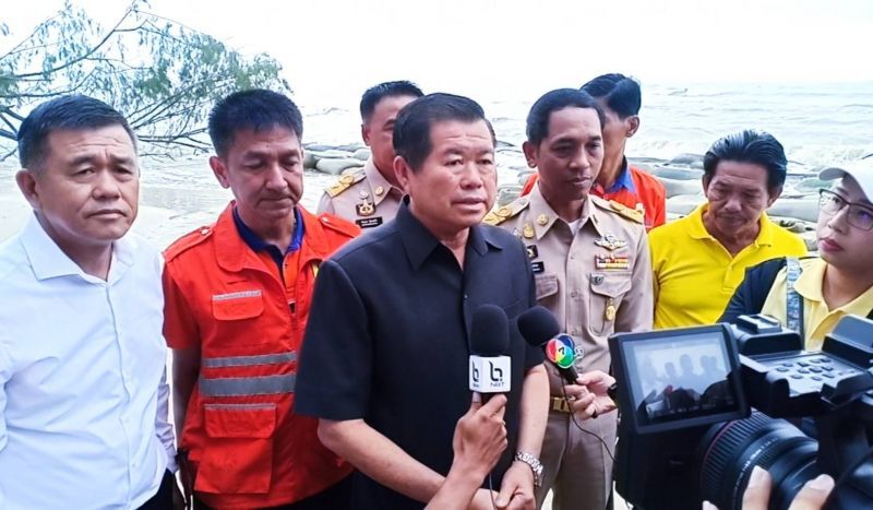 "นิพนธ์"สำรวจความเสียหายหาดชลาทัศน์เหตุคลื่นลมแรง