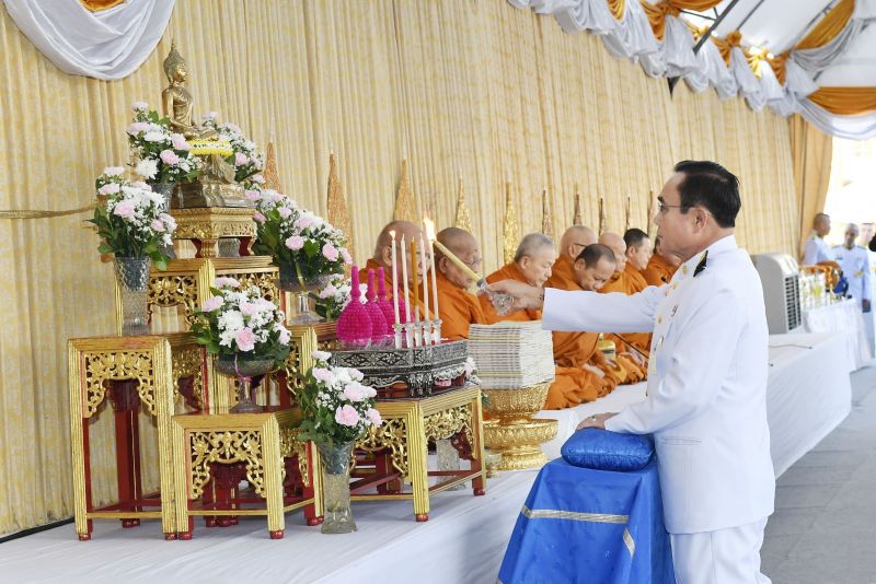 นายกฯนำทำบุญตักบาตรเนื่องในวันพ่อแห่งชาติ