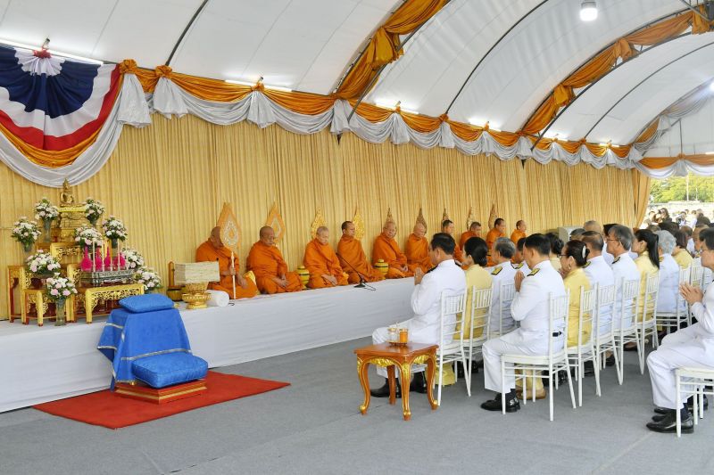นายกฯนำทำบุญตักบาตรเนื่องในวันพ่อแห่งชาติ