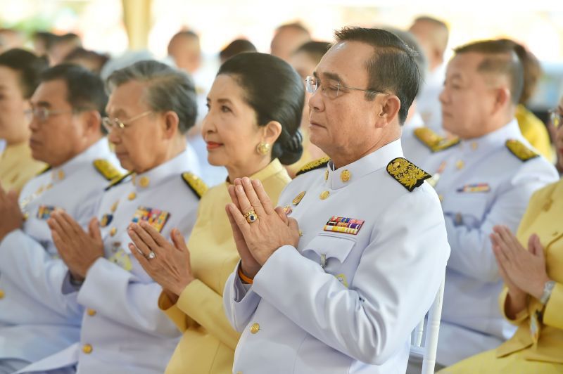 นายกฯนำทำบุญตักบาตรเนื่องในวันพ่อแห่งชาติ