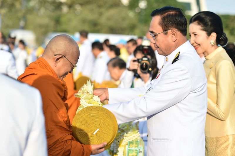 นายกฯนำทำบุญตักบาตรเนื่องในวันพ่อแห่งชาติ