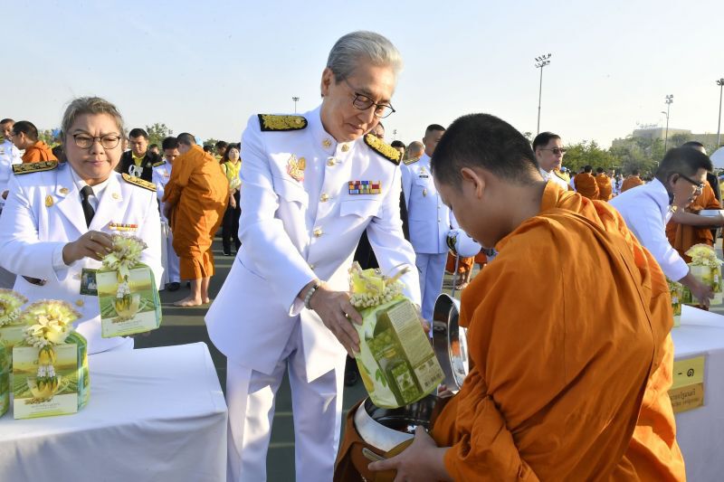 นายกฯนำทำบุญตักบาตรเนื่องในวันพ่อแห่งชาติ