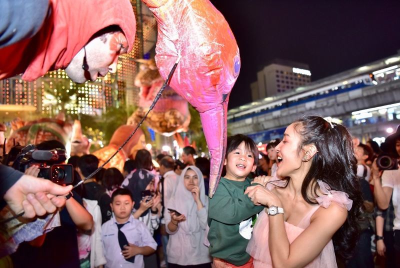รีบพาคนรักไปดู "บอลลูนยักษ์แฟนตาซี" หน้าพารากอน
