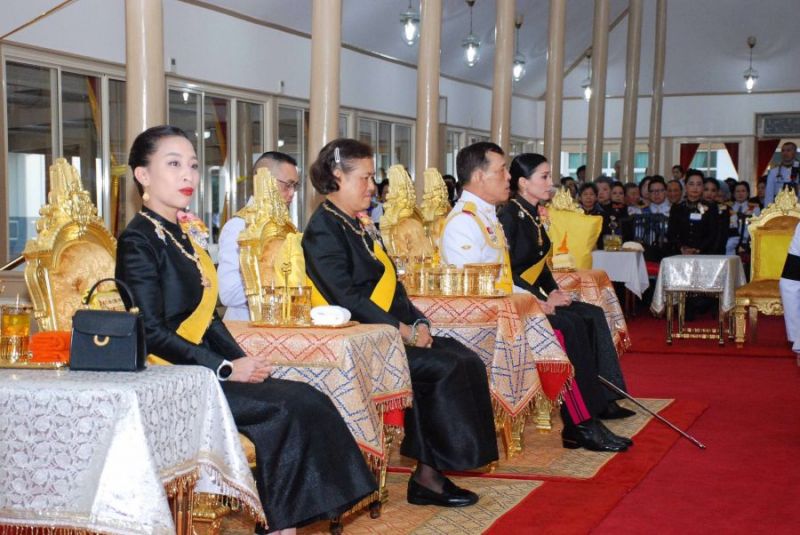 'ในหลวง-ราชินี' เสด็จฯพระราชทานเพลิงศพ 'พล.อ.เปรม'