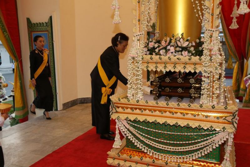 'ในหลวง-ราชินี' เสด็จฯพระราชทานเพลิงศพ 'พล.อ.เปรม'