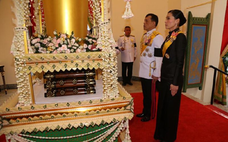 'ในหลวง-ราชินี' เสด็จฯพระราชทานเพลิงศพ 'พล.อ.เปรม' 'ในหลวง-ราชินี' เสด็จฯพระราชทานเพลิงศพ 'พล.อ.เปรม'