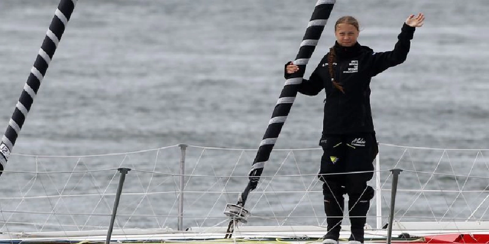 ล่องเรือใบไปประชุมยูเอ็นที่นิวยอร์ค เธอปฏิเสธการนั่งเครื่องบินที่สร้างไอเสียและเป็นพิษต่อสิ่งแวดล้อมมากกว่า 