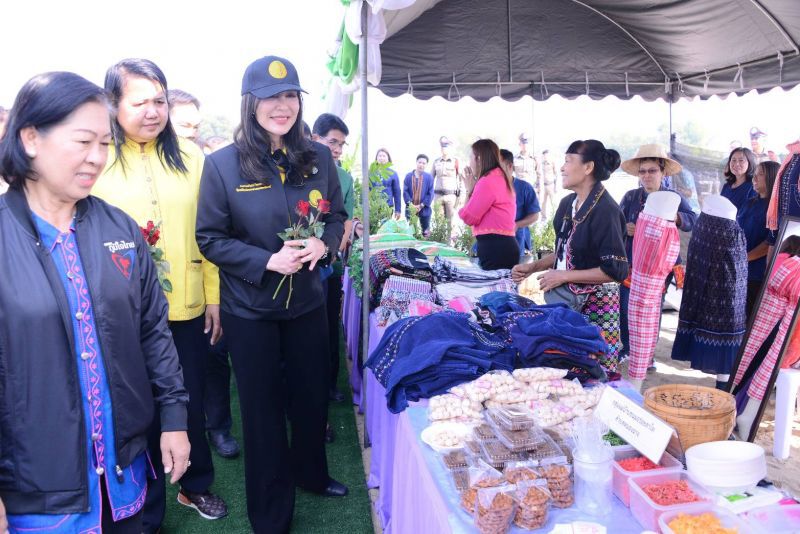 ‘มนัญญา’มอบเงินเยียวยาช่วยภัยแล้งอุทัยธานี