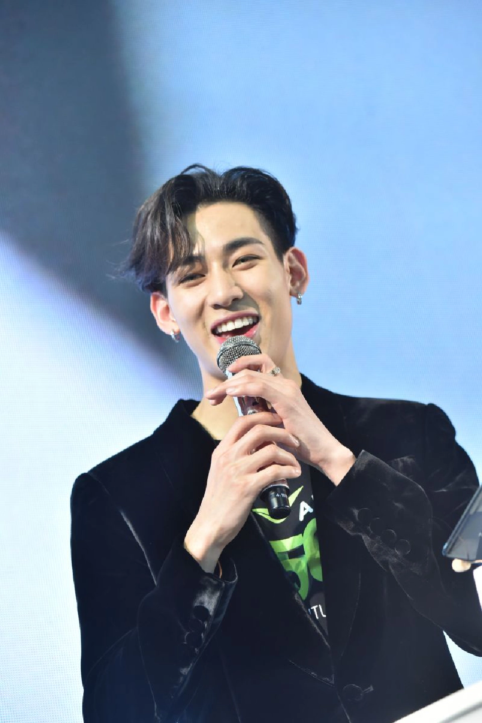 เอไอเอส บุกสามย่านมิตรทาวน์