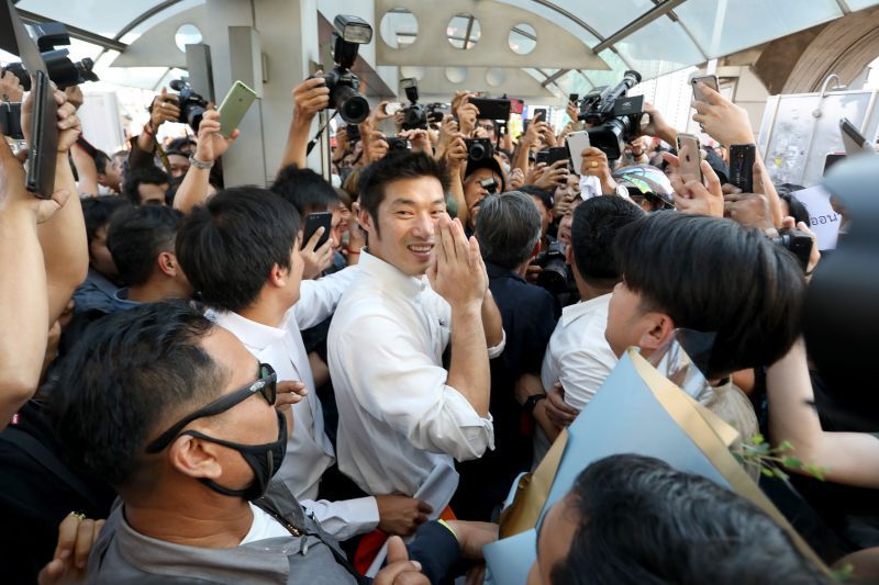 "ธนาธร"ลั่น"วันนี้ซ้อมใหญ่เดือนหน้าเอาจริง" 