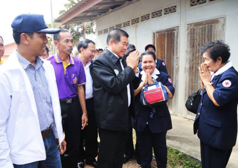 "นิพนธ์"ลงพื้นที่อ.ท่าบอน เยี่ยมผู้ประสบอุทกภัยมอบถุงยังชีพ 