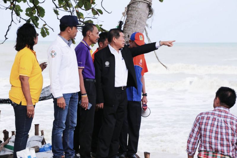 "นิพนธ์"ลงพื้นที่อ.ท่าบอน เยี่ยมผู้ประสบอุทกภัยมอบถุงยังชีพ 