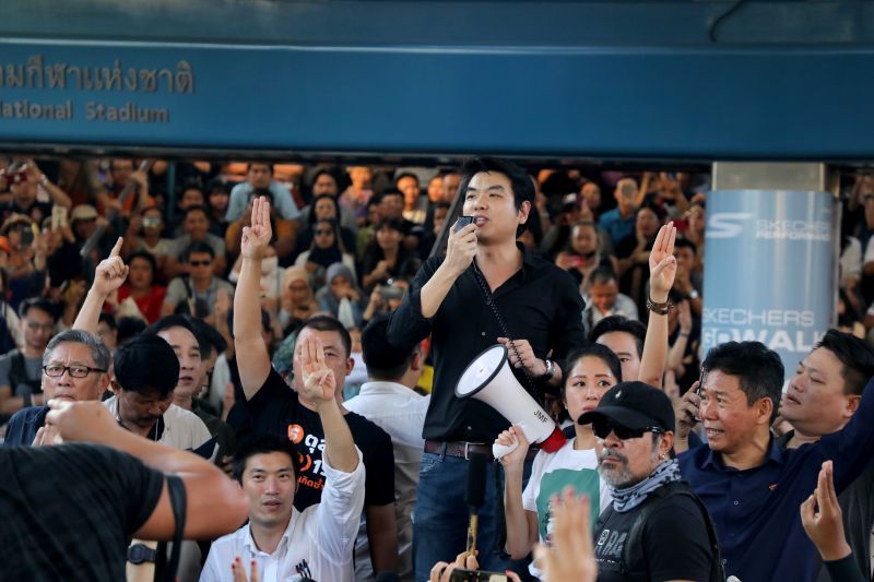 แจ้งจับ “ธนาธร-แกนนำ” จัดม็อบใกล้เขตพระราชฐาน
