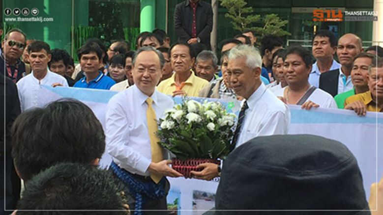 ม็อบบุกกระทรวงพลังงานให้กำลังใจสนธิรัตน์ ม็อบบุกกระทรวงพลังงานให้กำลังใจสนธิรัตน์