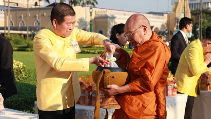 นิพนธ์ ร่วมทำบุญตักบาตรที่ทำเนียบรัฐบาล นิพนธ์ ร่วมทำบุญตักบาตรที่ทำเนียบรัฐบาล