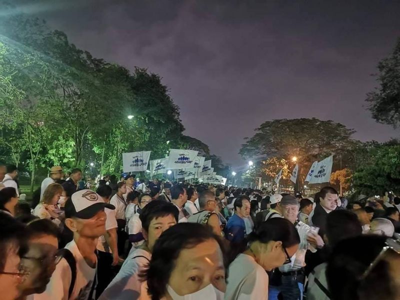 ปิดสวนลุมฯ "เดินเชียร์ลุง" คนร่วมแน่น