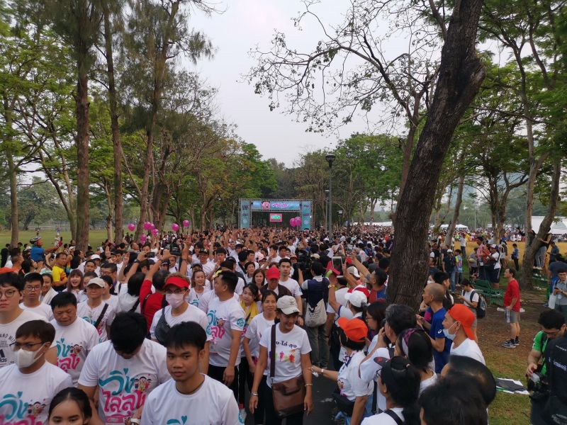 "ธนาธร"นำทีมวิ่งไล่ลุง คนร่วมแน่นสวนรถไฟ