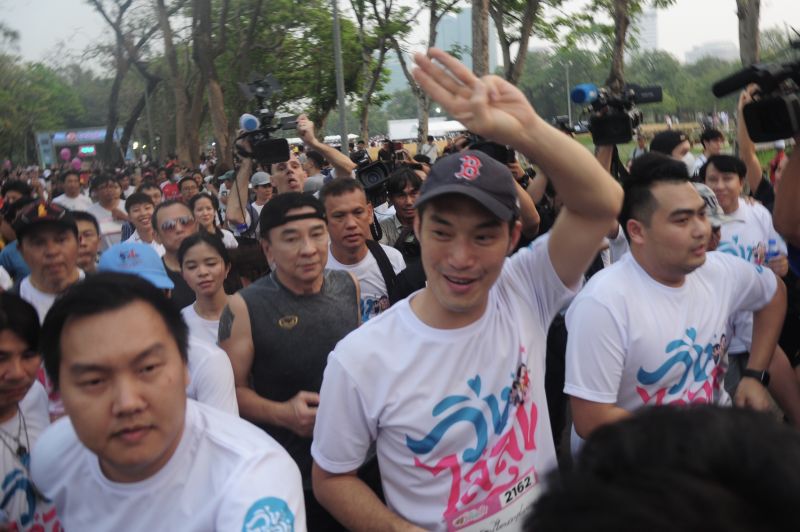 "วัดกำลัง" เดินเชียร์ลุง พบ วิ่งไล่ลุง