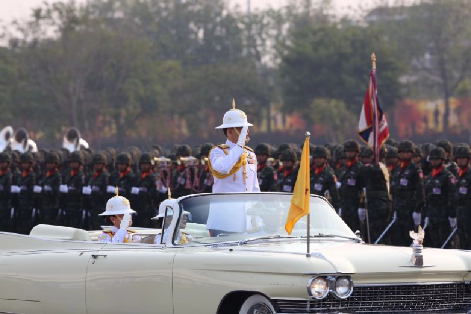 'ในหลวง-พระราชินี'เสด็จฯพิธีสวนสนามถวายสัตย์ปฏิญาณทหาร-ตำรวจ เนื่องในพระราชพิธีบรมราชาภิเษกฯและวันกองทัพไทย