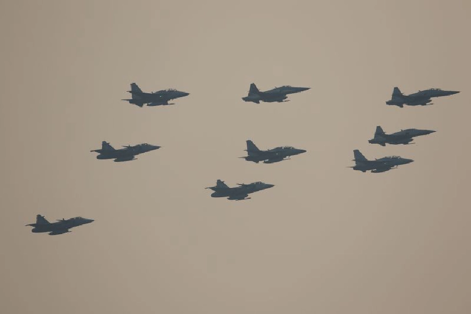 'ในหลวง-พระราชินี'เสด็จฯพิธีสวนสนามถวายสัตย์ปฏิญาณทหาร-ตำรวจ เนื่องในพระราชพิธีบรมราชาภิเษกฯและวันกองทัพไทย