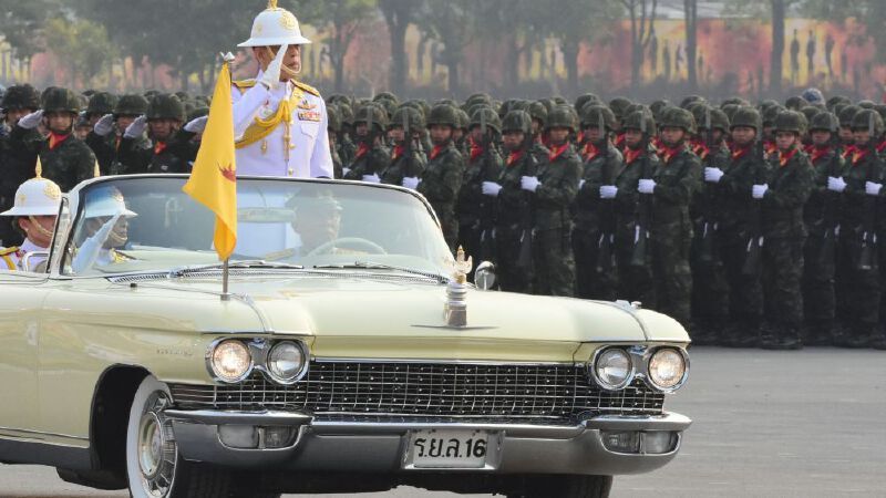 ในหลวง พระราชินี เสด็จฯ พิธีสวนสนามถวายสัตย์ปฏิญาณทหาร-ตำรวจ