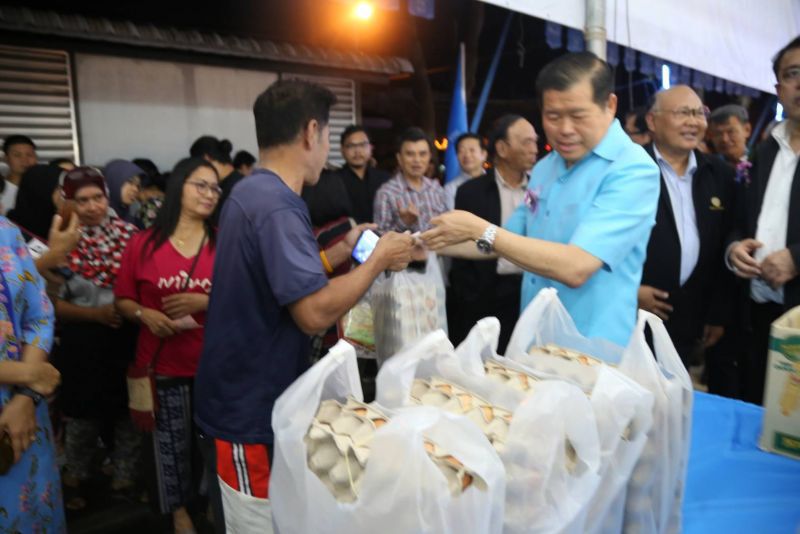 มท.2 เปิดงาน"มหกรรมธงฟ้า"ขับเคลื่อนเศรษฐกิจภูมิภาค จ.นราธิวาส