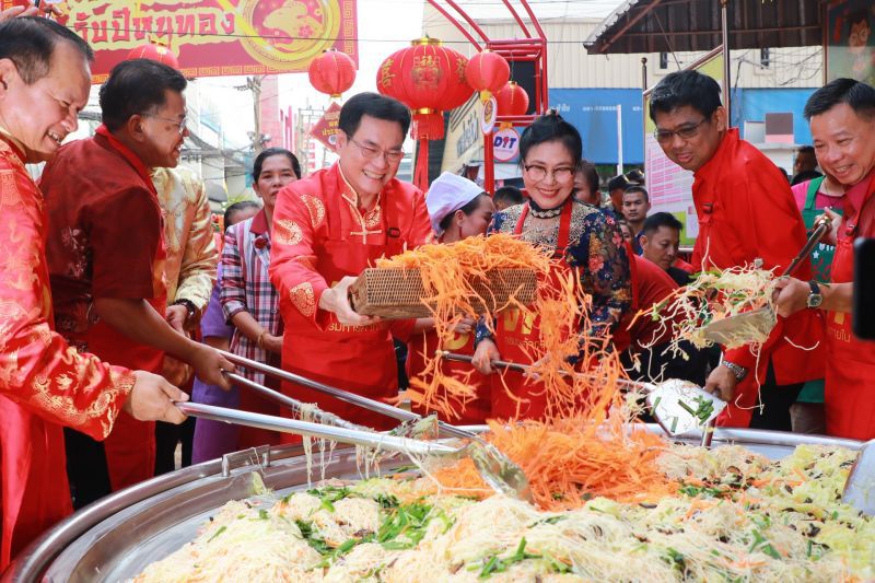 ภาพชุด "รมว.พณ.เปิดงาน “พาณิชย์ตุ้งแช่รับปีหนูทอง”  ในกิจกรรมรณรงค์ฉลาดซื้อประหยัดใช้"