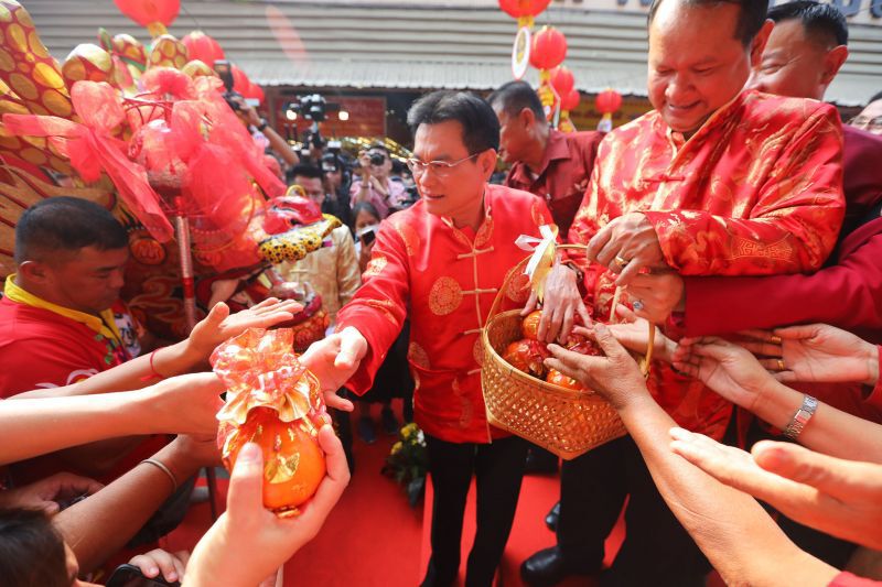 ภาพชุด "รมว.พณ.เปิดงาน “พาณิชย์ตุ้งแช่รับปีหนูทอง”  ในกิจกรรมรณรงค์ฉลาดซื้อประหยัดใช้"