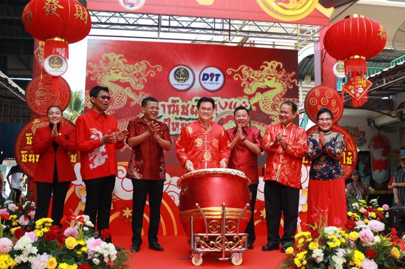 ภาพชุด "รมว.พณ.เปิดงาน “พาณิชย์ตุ้งแช่รับปีหนูทอง”  ในกิจกรรมรณรงค์ฉลาดซื้อประหยัดใช้"