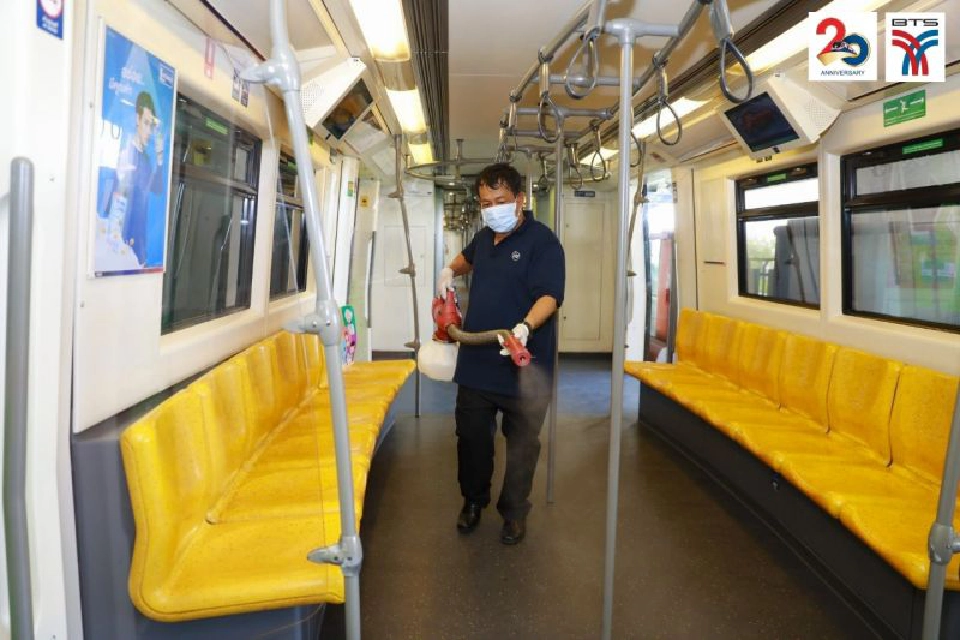 BTS ระดมพนักงานฉีดพ่นยาฆ่าเชื้อบนรถไฟฟ้า