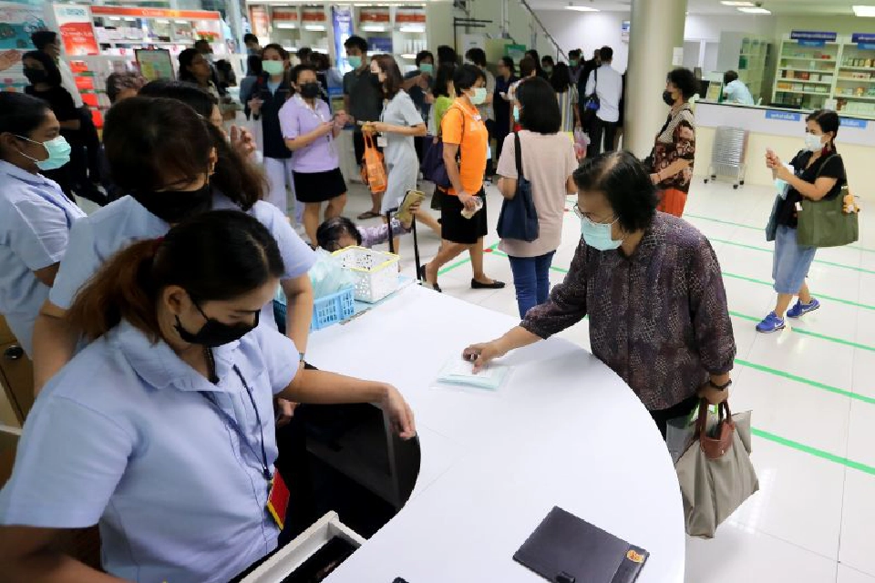 ประชาชนแห่ต่อแถว ซื้อหน้ากากอนามัย ร้านขายยาองค์การเภสัชกรรม