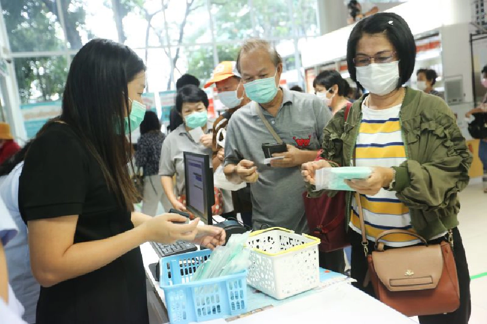 ประชาชนแห่ต่อแถว ซื้อหน้ากากอนามัย ร้านขายยาองค์การเภสัชกรรม