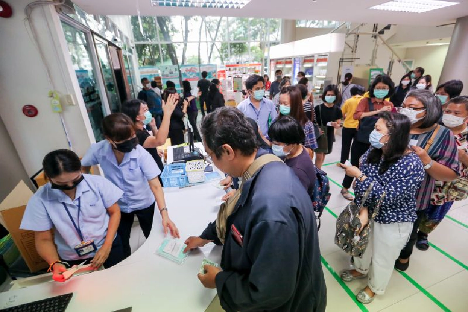 ประชาชนแห่ต่อแถว ซื้อหน้ากากอนามัย ร้านขายยาองค์การเภสัชกรรม