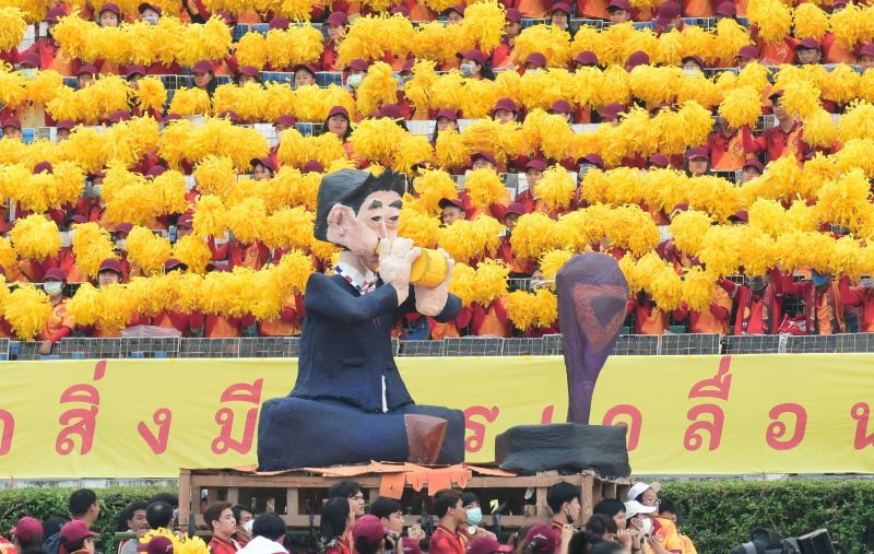 ประมวลภาพล้อการเมือง ฟุตบอลประเพณี จุฬาฯ-ธรรมศาสตร์ 