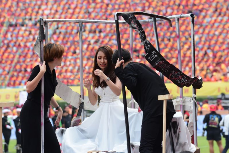 ประมวลภาพล้อการเมือง ฟุตบอลประเพณี จุฬาฯ-ธรรมศาสตร์ 