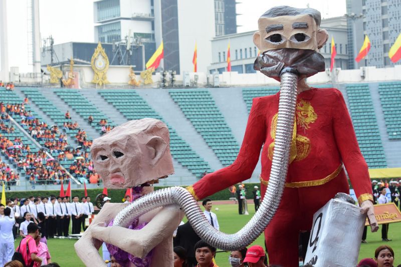 ประมวลภาพล้อการเมือง ฟุตบอลประเพณี จุฬาฯ-ธรรมศาสตร์ 