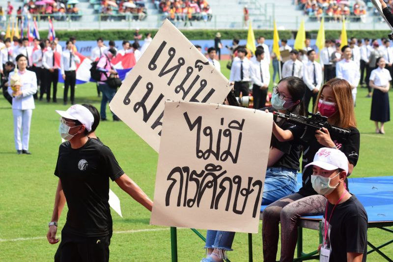 ประมวลภาพล้อการเมือง ฟุตบอลประเพณี จุฬาฯ-ธรรมศาสตร์ 