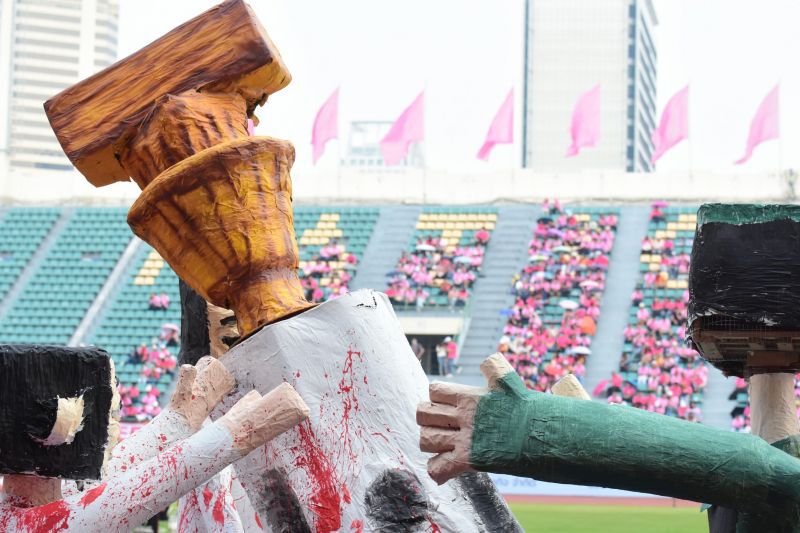 ประมวลภาพล้อการเมือง ฟุตบอลประเพณี จุฬาฯ-ธรรมศาสตร์ 