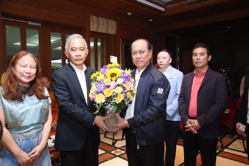 “ทูลกระหม่อม”พระราชทานแจกันดอกไม้วันเกิด“สุวัจน์”