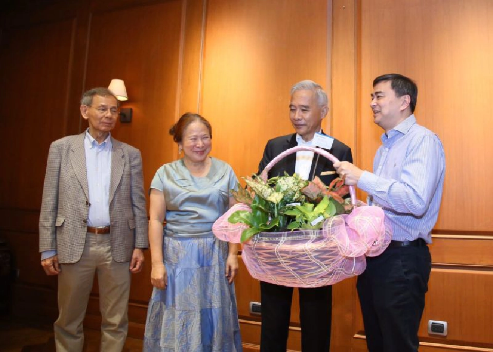 “ทูลกระหม่อม”พระราชทานแจกันดอกไม้วันเกิด“สุวัจน์”