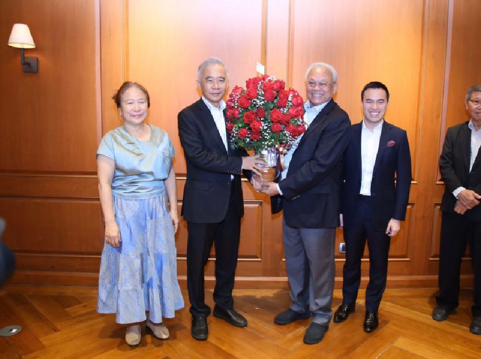 “ทูลกระหม่อม”พระราชทานแจกันดอกไม้วันเกิด“สุวัจน์”